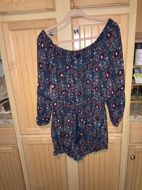 Women’s Floral Romper Preowned size LARGE